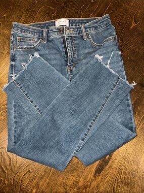 crown & ivy Medium Blue Cropped Raw-Hem Jeans